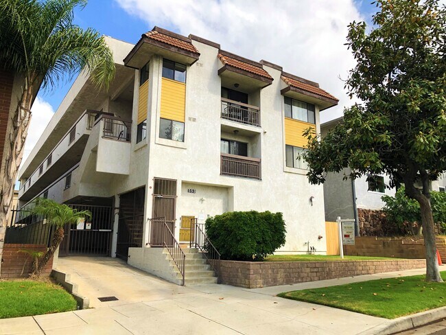 Building Photo - 553 E Orange Grove Ave