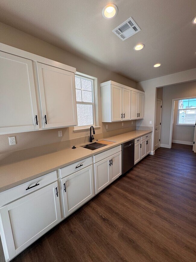 Building Photo - NEW! 3/2.5/2 Townhome in Gardnerville