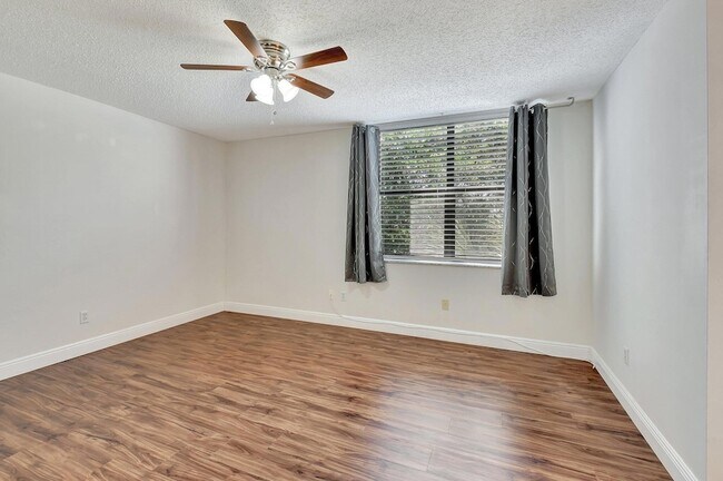 Building Photo - 820 Lavers Cir