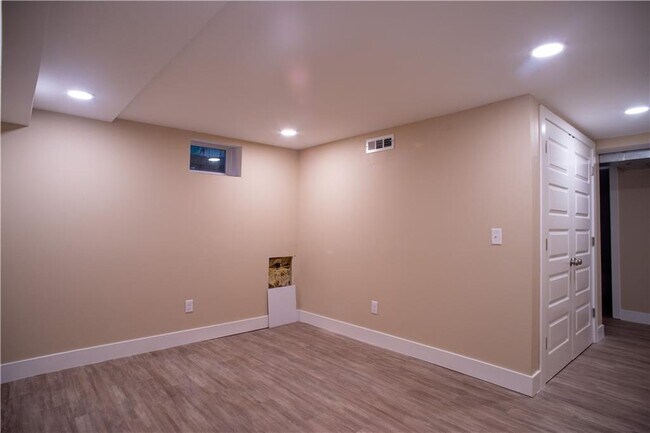 Building Photo - 453 S Mashburn Ave