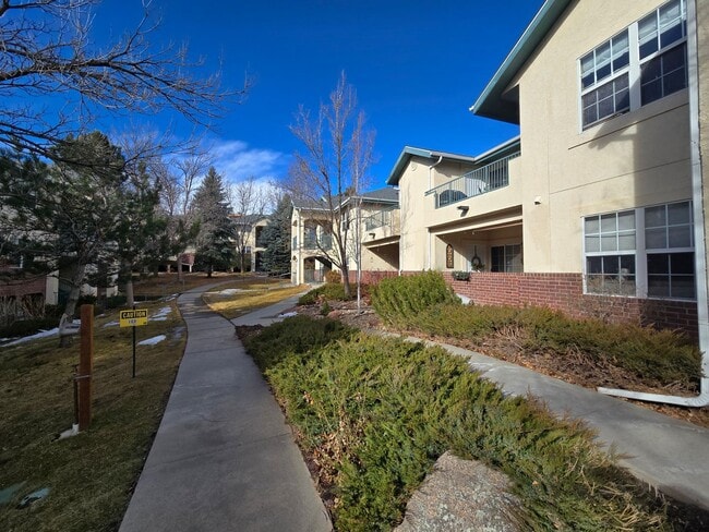 Building Photo - Fresh 2 bedroom, 2 bathroom condo located in Meadows on the Parkway in the heart of Boulder.
