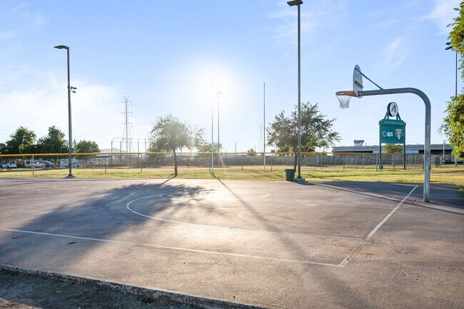 Building Photo - 4005 W Lincoln St