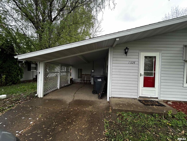 Building Photo - 1328 Hilltop Dr