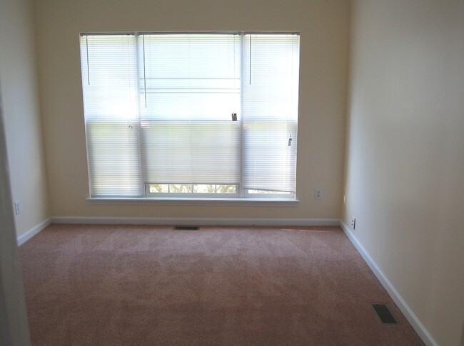 Building Photo - Student Friendly Huge 4 BR house, 5 minute...
