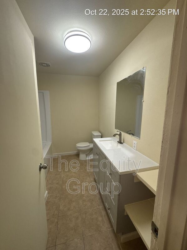 Building Photo - 1140 W Tulare Ave