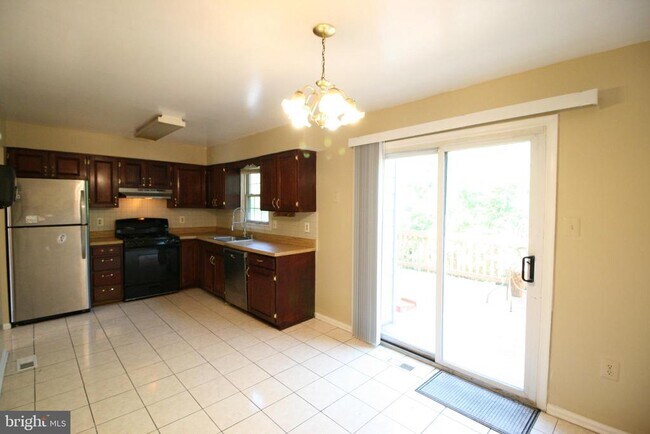 Building Photo - 130 Deer Park Ln