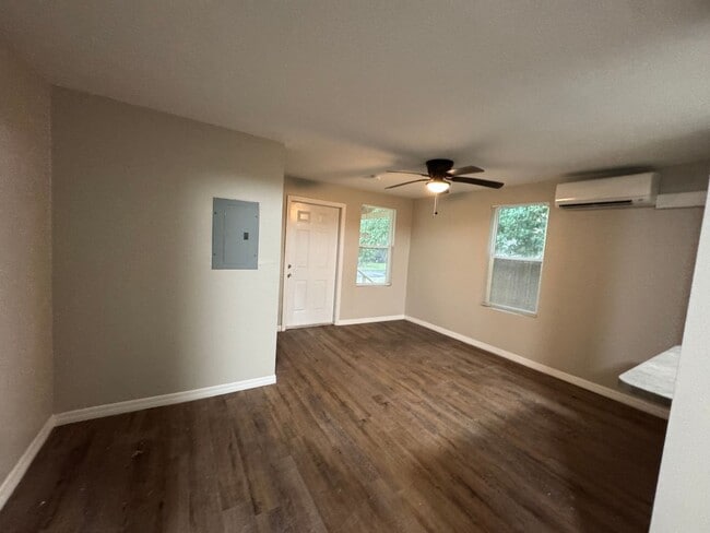 Building Photo - Renovated 2 bedroom, 2 bathroom duplex in ...