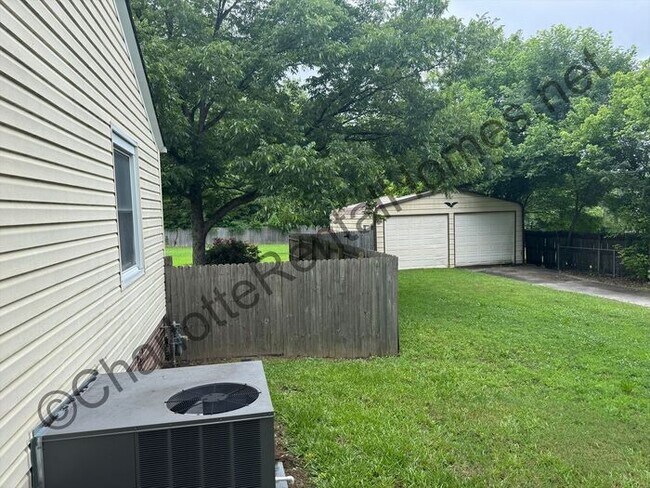 Building Photo - Nice 2 bedroom 2 bath home with large deta...