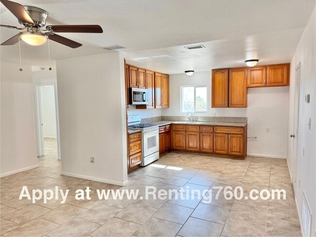 Building Photo - Charming 2 Bed 1 Bath Home with Spacious Y...