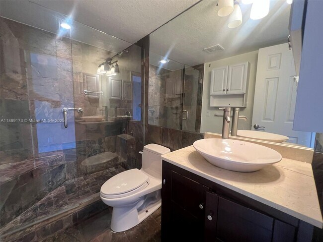 Building Photo - 833 NE 18th Ct