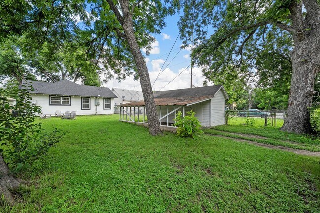 Building Photo - Beautifully Updated 2/2 Cottage - Available now!