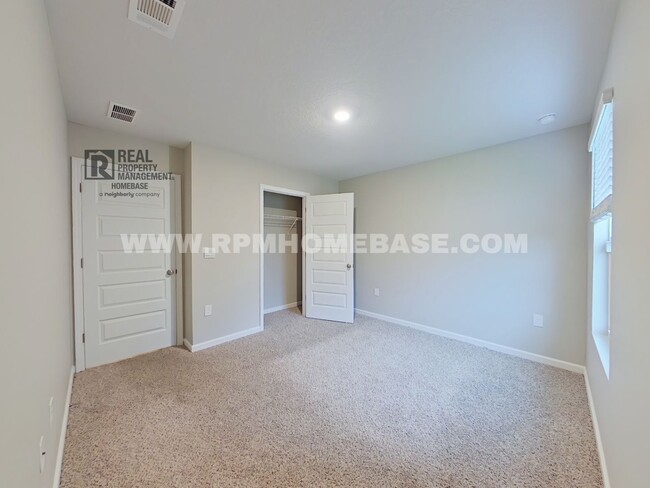 Building Photo - Spacious 5-Bedroom Home in Heritage Planta...