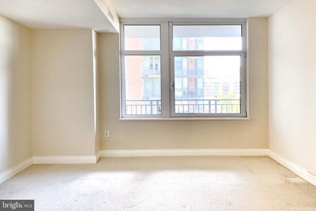 Building Photo - 8220 Crestwood Heights Dr