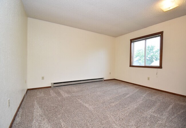 Building Photo - Top Floor Apartment! Convenient Location!