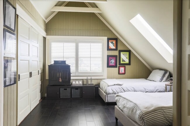 Building Photo - 106 Surrey St