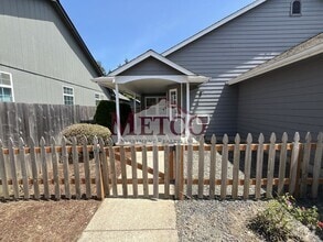 Building Photo - Fabulous 3 bed / 2 full Bath Cal Young are...