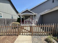 Building Photo - Fabulous 3 bed / 2 full Bath Cal Young are...