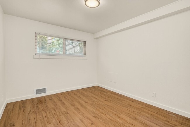 Building Photo - NEW, HIGH-END RENOVATED  1 bed / 1 bath at the Lydia in Ballard! In-Unit Laundry! 2 WEEKS FREE