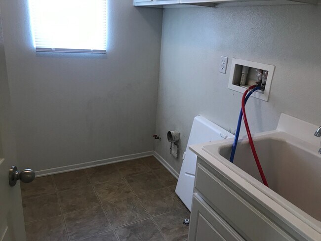 Building Photo - Spacious 5 bedroom with 3 car garage for rent