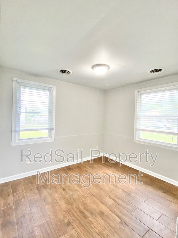 Building Photo - 323 Roane Dr