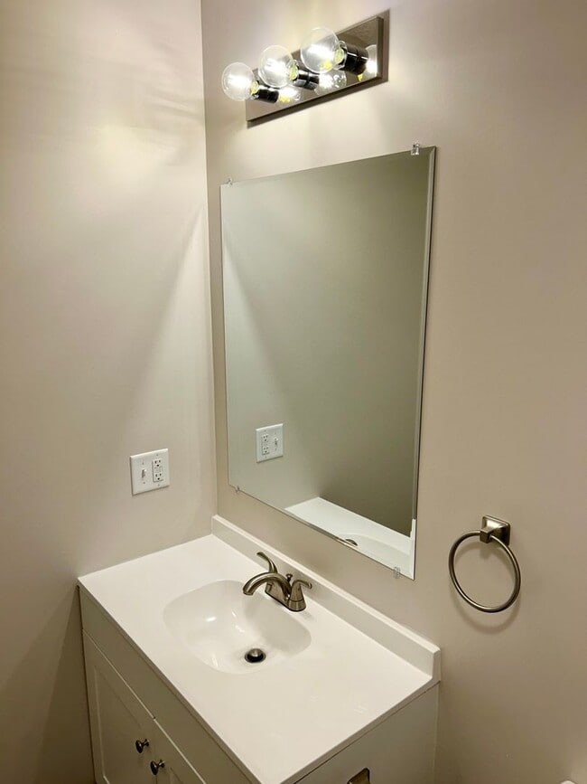 Building Photo - 530/532 S Oak