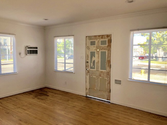 Building Photo - 11672 Oxnard St