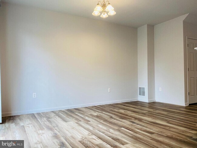 Building Photo - 5147 Mallards Landing Dr