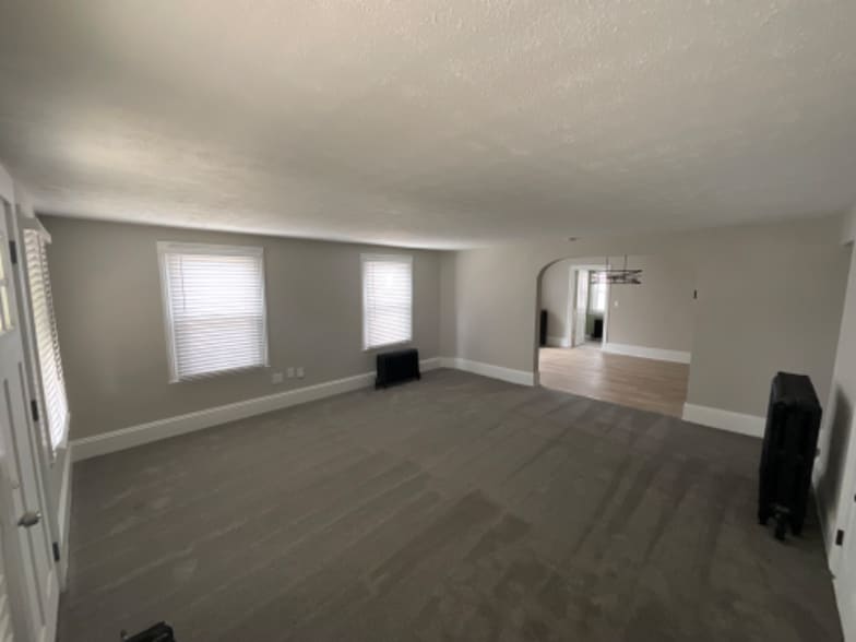 Building Photo - 28 E Schaaf Rd
