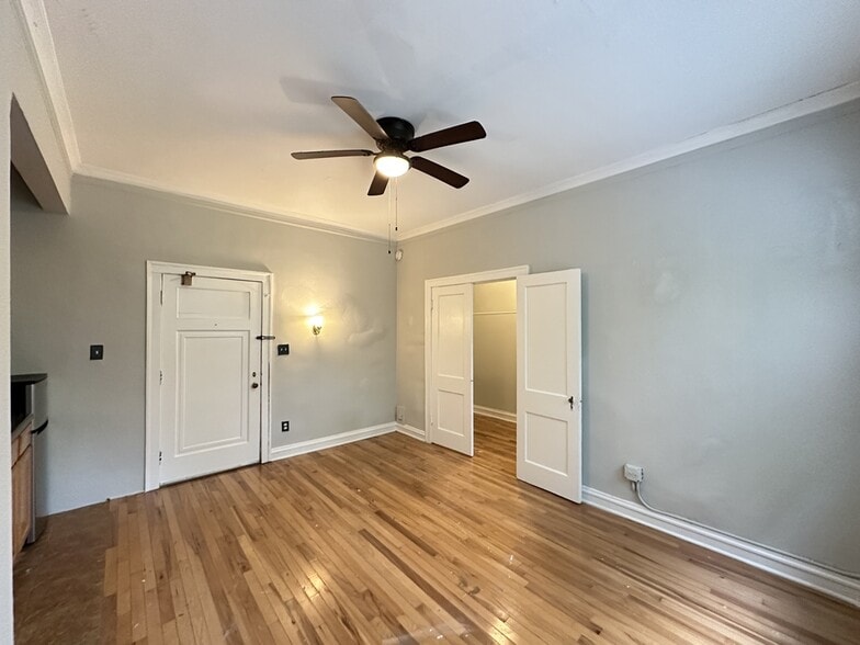 Building Photo - 4349 N Damen Ave