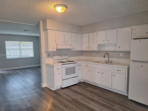 Building Photo - 324 NE 44th St