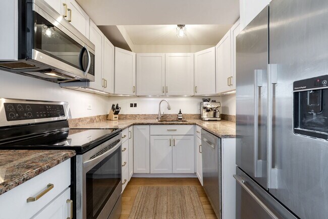 Building Photo - 2909 N Sheridan Rd