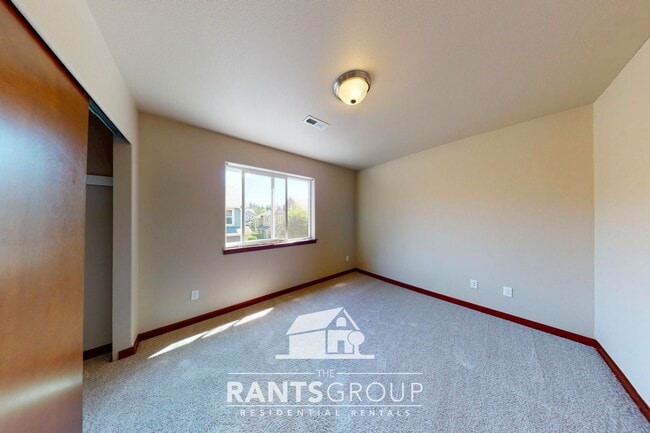 Building Photo - Fantastic Puyallup Neighborhood! Easy Comm...