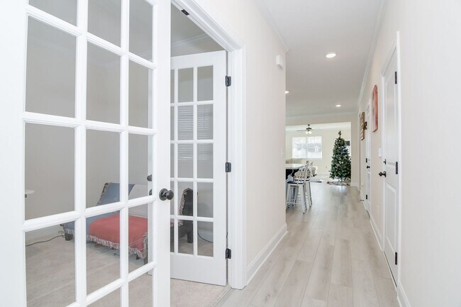 Building Photo - 3 Bedroom 2 Bathroom Ranch