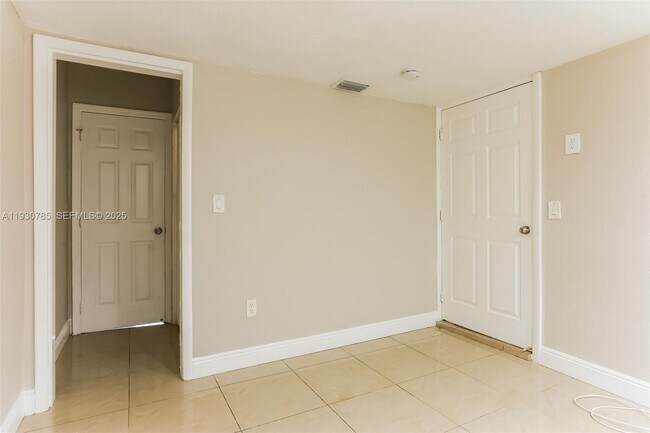 Building Photo - 7560 Venetian St