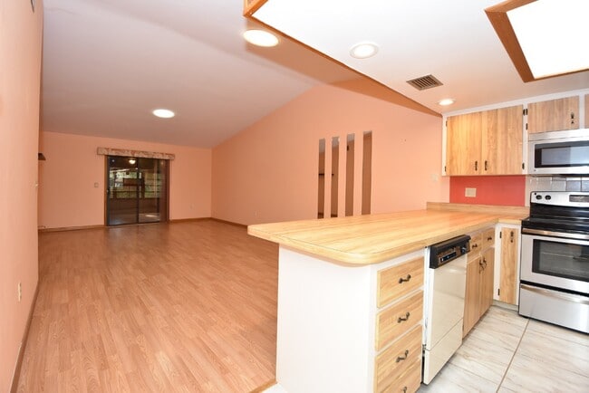 Building Photo - Lovely, 2 bedroom townhome in the Villages...