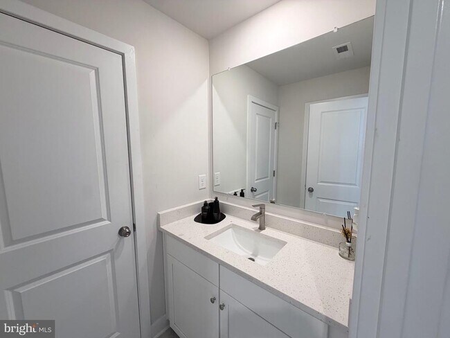 Building Photo - 2835 Bridgewater Dr