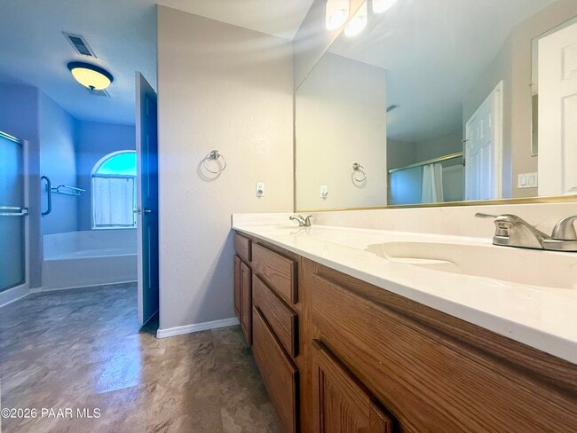 Building Photo - 821 Village Cir