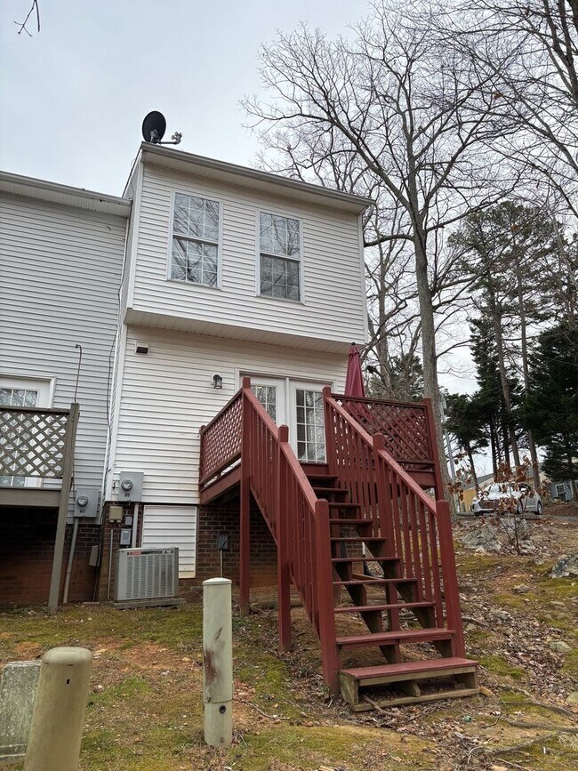 Building Photo - Beautiful 2 story townhome available in Asheboro!