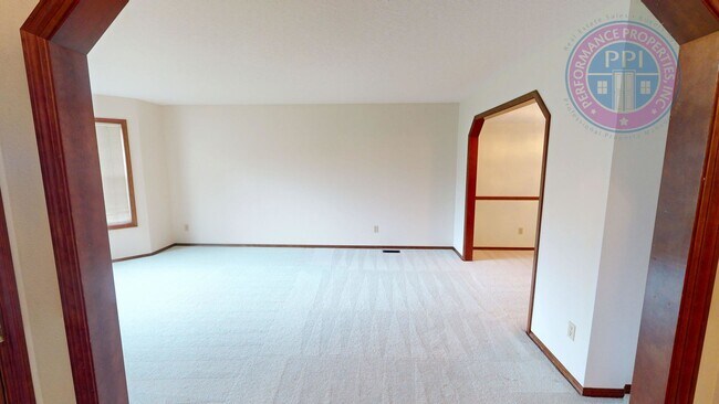 Building Photo - Room to Roam at Hidden Springs in West Linn! Pets OK!