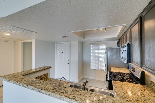Building Photo - GORGEOUS 2 BEDROOMS UNIT*UPGRADED*TONS OF ...