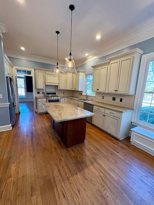 Building Photo - Spacious Five Bedroom Home in Mount Pleasant