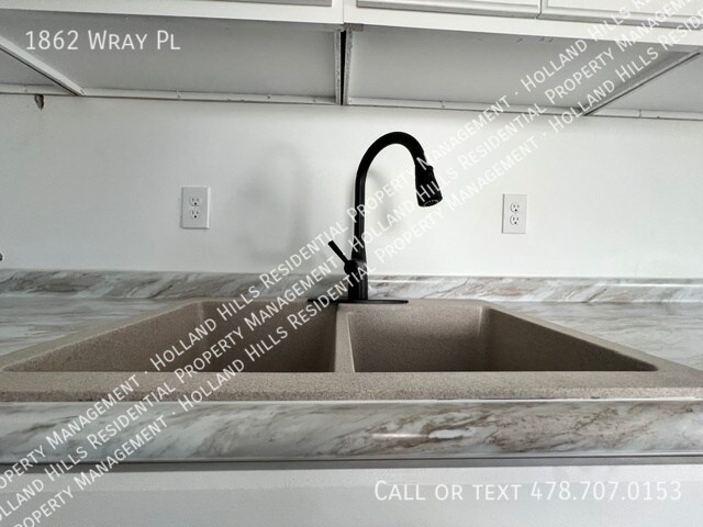 Building Photo - 1862 Wray Pl