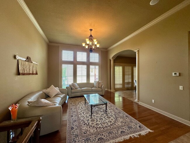 Building Photo - {9003} Wilshire Farms Reverse 1.5 Story Ho...