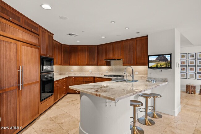 Building Photo - 2402 E Esplanade Ln