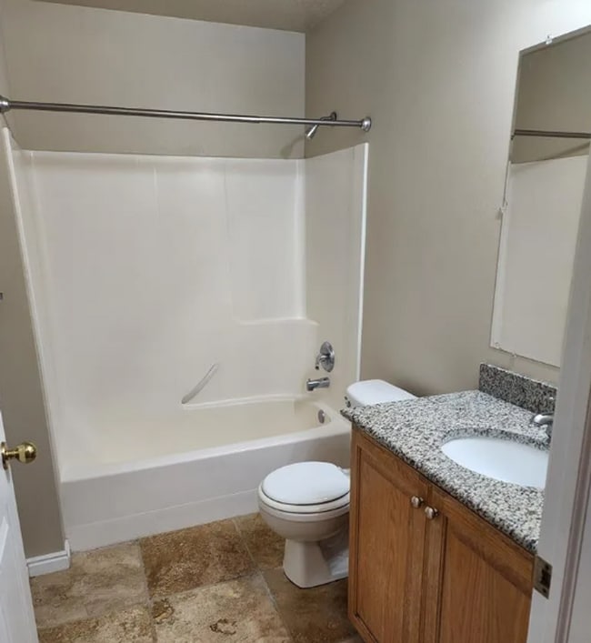 Building Photo - 2 Bed 1 Bath Upper Condo - with Optix inte...
