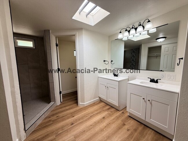 Building Photo - Three Bedroom Home