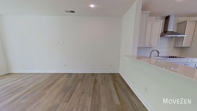Building Photo - 645 District Ct
