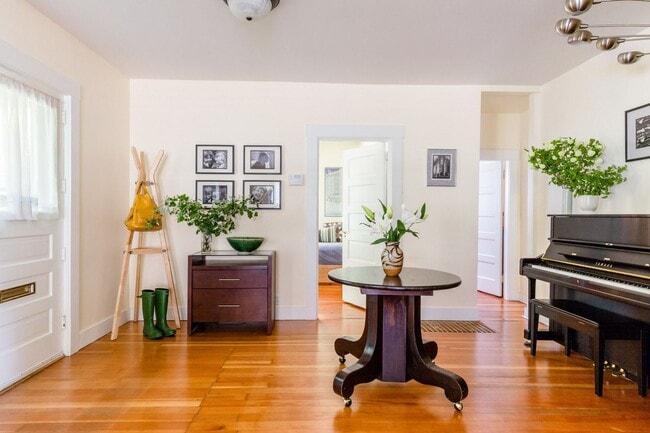 Building Photo - Madrona Home