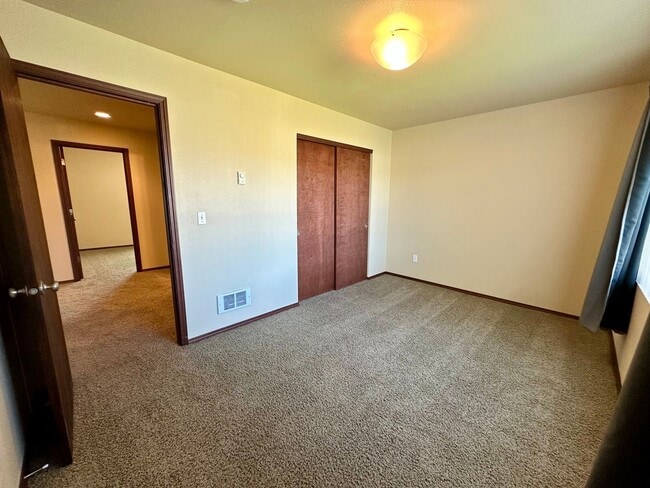 Building Photo - Large 5 Bedroom Home - North of CWU