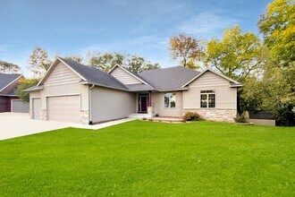 Building Photo - Warm and Luxurious 4 bedroom Executive Estate